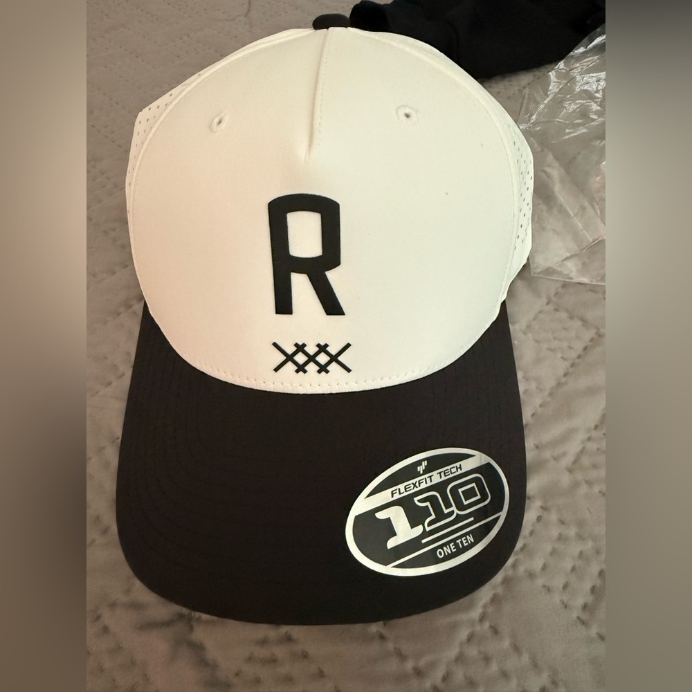 NWT Rhone White and Black Hi-Tech Hybrid Peak Hat